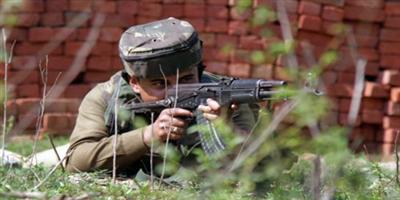 معركة بالأسلحة بعد هجوم مسلحين على معسكر للجيش الهندي في كشمير 