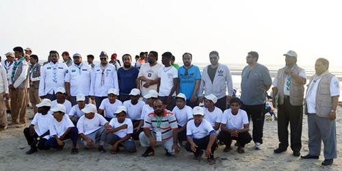  المشاركون في الحملة على شاطئ الحصاحيص