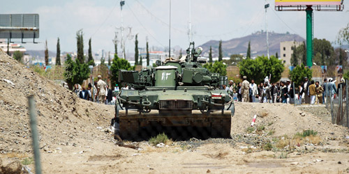  إحدى الدبابات التابعة لميليشيات الحوثي خارج محيط القصر الرئاسي بعدن