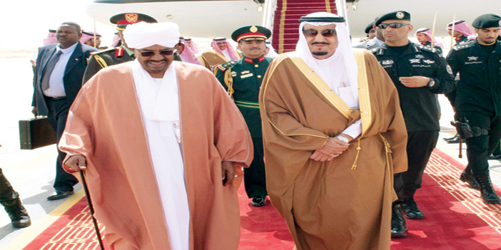 خادم الحرمين الشريفين في مقدمة مستقبلي الرئيس السوداني لدى وصوله إلى الرياض 