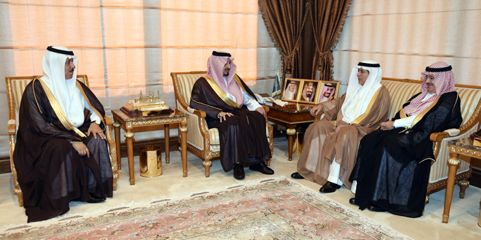  الأمير فيصل بن خالد خلال استقباله الحمدان