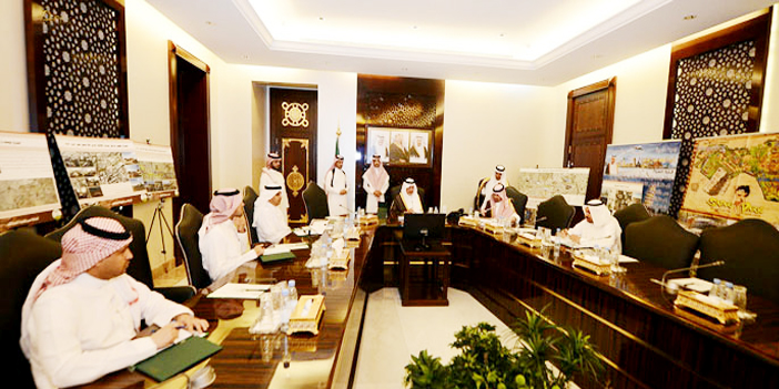  الأمير خالد الفيصل خلال استعراض مشاريع أمانة الطائف