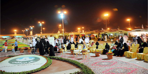  زوار مهرجان ربيع الرياض يتجولون في المعرض