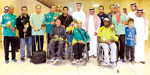  صورة جماعية للحسين مع بعثة المنتخب السعودي