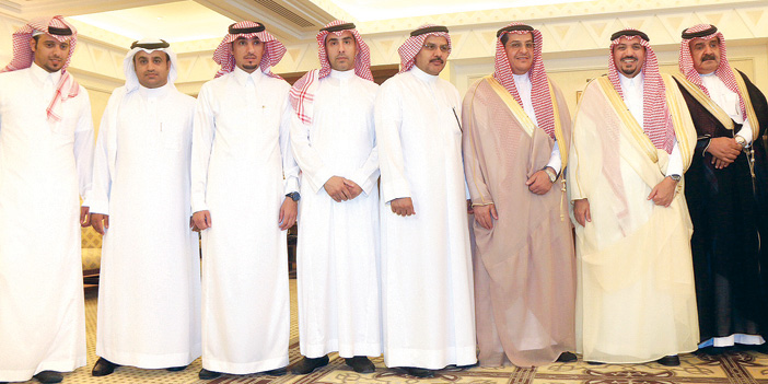  أمير القصيم في لقطة جماعية مع أعضاء إدارة التعاون