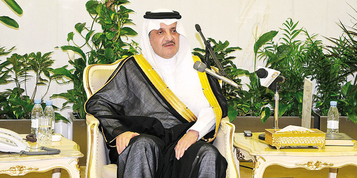  الأمير سعود بن نايف متحدثاً خلال المجلس