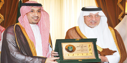  الأمير خالد الفيصل يتسلم هدية تذكارية من رئيس الأهلي