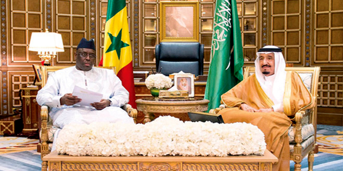 استقبله وقلده قلادة الملك عبدالعزيز والرئيس السنغالي يبادل المليك بوسام الأسد الوطني 