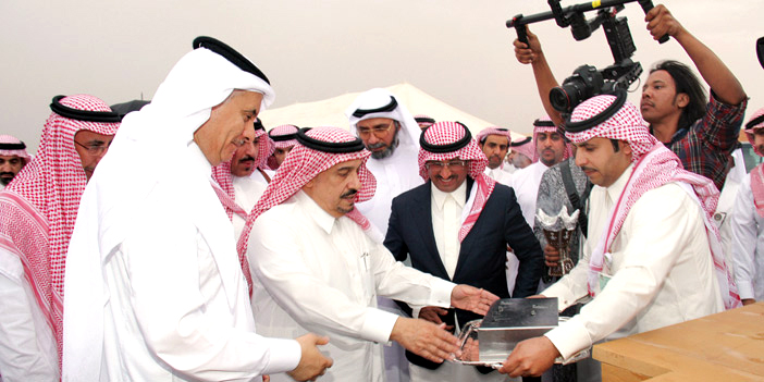  الأمير فيصل بن بندر يضع حجر الأساس لمركز الملك عبد العزيز للخيل العربية الأصيلة