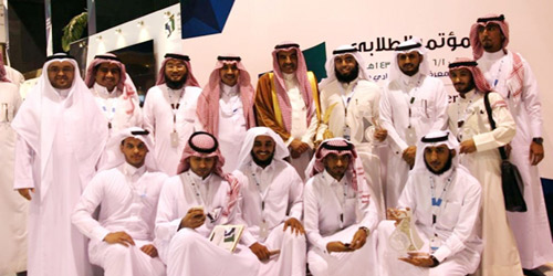  لقطة تجمع الفائزين من طلبة جامعة الأمير سطام