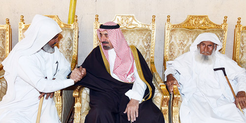  الأمير جلوي يقدم العزاء إلى محمد آل سليم وابنه مانع