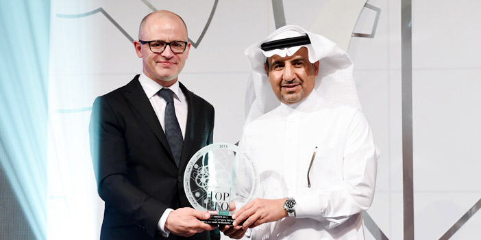  المديفر يتسلم جائزة أفضل رئيس تنفيذي في الشركات الخليجية لعام 2015