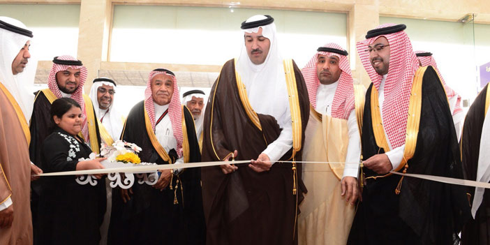  الأمير فيصل بن سلمان مفتتحاً المعرض المصاحب للملتقى