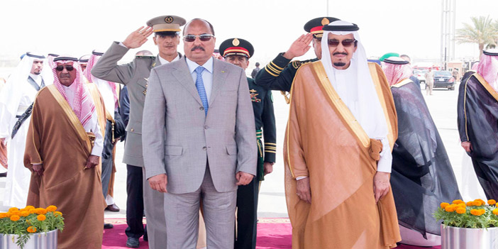 المليك في مقدمة مستقبلي الرئيس الموريتاني لدى وصوله إلى الرياض 