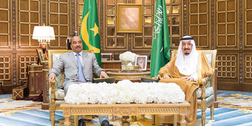 خادم الحرمين الشريفين يبحث مع الرئيس الموريتاني تطورات الأحداث الإقليمية والدولية 