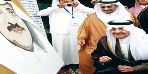  الأمير سعود بن نايف لحظة توقيعه لبني با حيدرة