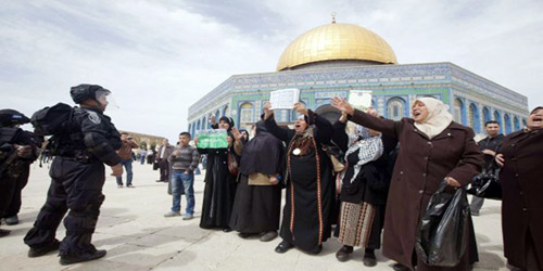  نسوة القدس يواجهن جنود الاحتلال بالتكبير