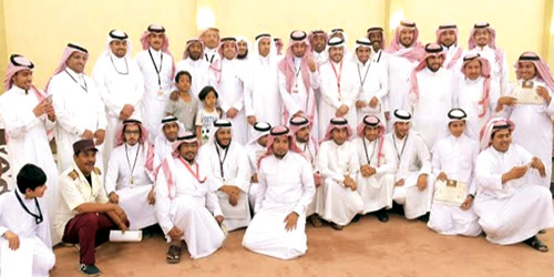  لقطة جماعية للمكرّمين مع م. الأحمد والمشيقح ومسؤولي المهرجان
