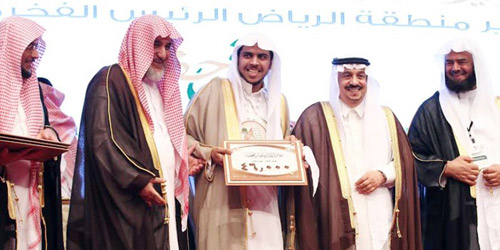  أمير منطقة الرياض يكرم أحد الفائزين من جمعية تحفيظ بريدة