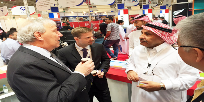  السفير ماكدونالد خلال زيارته جناح الملحقية الثقافية السعودية في كندا