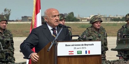  وزير الدفاع اللبناني أثناء استقبال الأسلحة من فرنسا بهبة سعودية