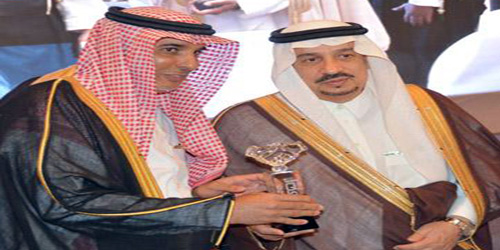 أمير منطقة الرياض يكرم بنك الجزيرة لدعمه «إطعام» 