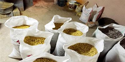 التجارة ضبط عمالة تخزن مواد غذائية منتهية الصلاحية بالجوف 