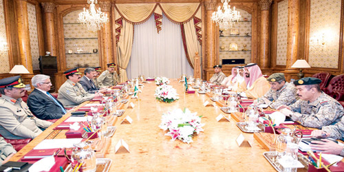  وزير الدفاع خلال اجتماعه مع قائد الجيش الباكستاني