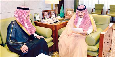 أمير منطقة الرياض تسلم جائزة الريادة الخضراء «مدى الحياة» 