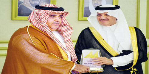  الأمير سعود بن نايف يسلم الدرع للأستاذ محمد السليم