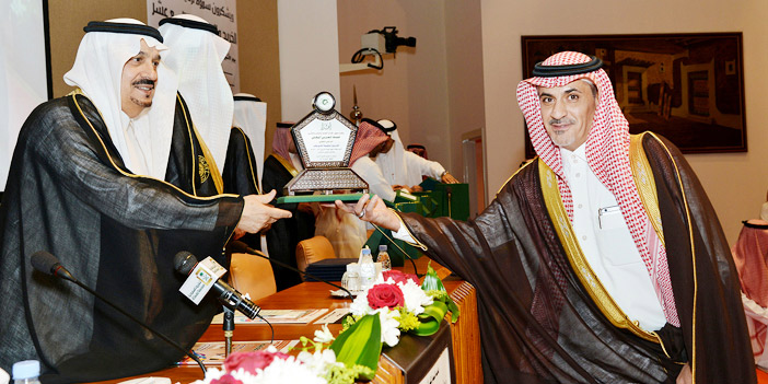 أمير منطقة الرياض يكرم العربي الوطني 
