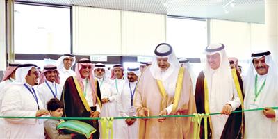 الأمير فيصل بن محمد بن سعود يفتتح معرض الفن التشكيلي بمعهد الإدارة العامة 