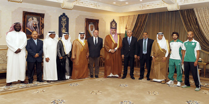  الرئيس العام في لقطة جماعية مع رئيس الاتحاد الدولي والأبطال المالكي والخثعمي