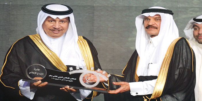 رئيس مجلس الوزراء الكويتي أثناء تكريم رئيس التحرير الزميل خالد المالك بجائزة الإبداع الإعلامي