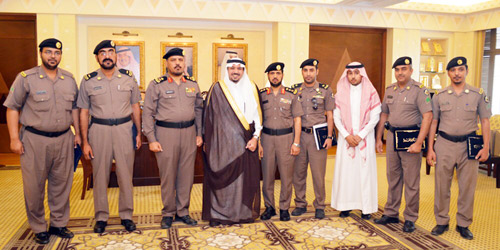  الأمير فيصل بن مشعل متوسطاً مدير الشرطة ورجال الدوريات الأمنية