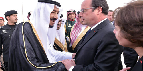 الملك في مقدمة مستقبلي الرئيس الفرنسي لدى وصوله الرياض 