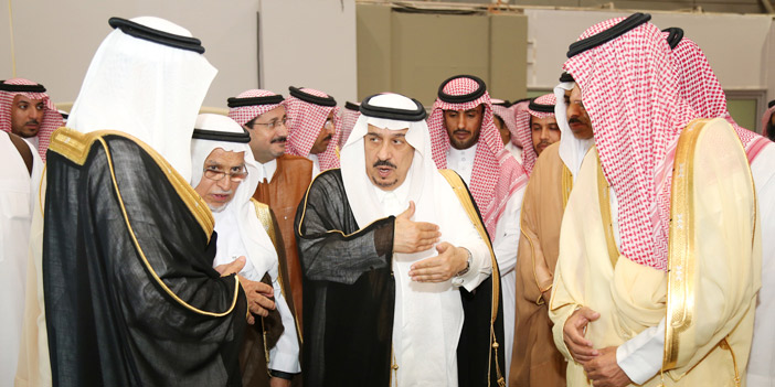  أمير منطقة الرياض خلال حديثه في ملتقى ومعرض الفرص الاستثمارية 2015