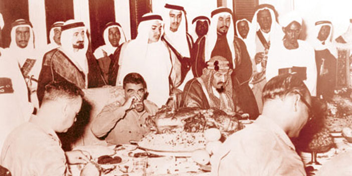  الملك سلمان يقف خلف والده الملك عبد العزيز مع الرئيس المصري الأسبق محمد نجيب