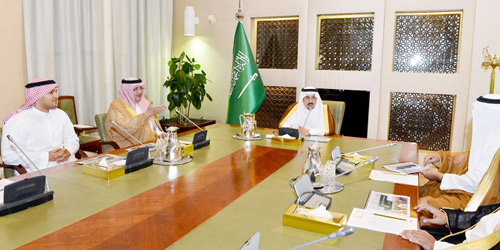 الأمير فيصل بن بندر يجتمع بمحافظ الهيئة العامة للاستثمار 