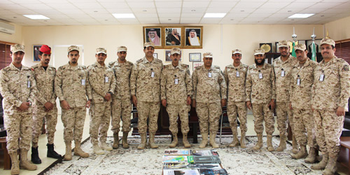 قائد لواء الإمام محمد بن سعود الآلي بالحرس الوطني يقلد عدداً من ضباط اللواء رتبهم الجديدة 