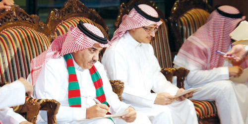  عبدالعزيز الدوسري خلال تقدمه للترشح