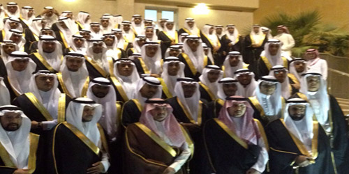  الأمير فهد بن بندر بن عبدالعزيز في صورة جماعية للخريجيين