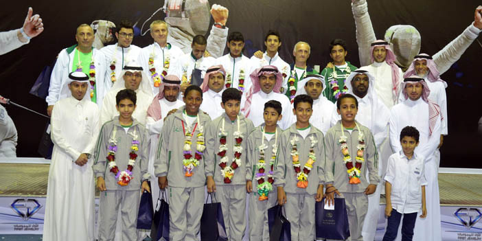  لاعبو المنتخب السعودي للمبارزة المكرمون مع رئيس وأعضاء الاتحاد