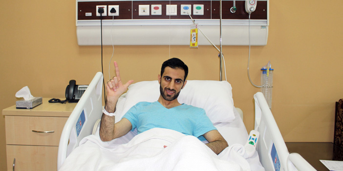  لاعب نادي الشعب الإماراتي يحيى إبراهيم بعد العملية الجراحية الناجحة