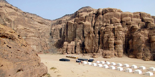 الطيار تتعاون مع مخيم مداخيل العلا للتوسع بالسياحة الصحراوية 