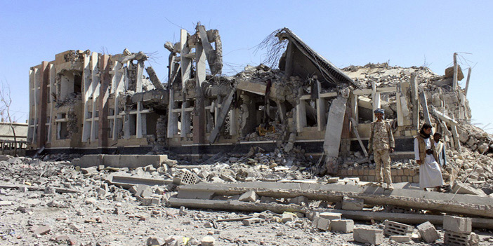  المبني الذي استخدمه الحوثيون لتخزين ألأسلحة بشمال اليمن بعد أن قصفته طائرات التحالف