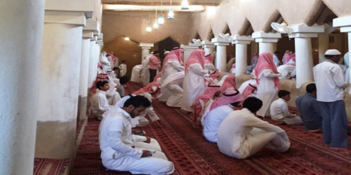  مسجد الخبراء وقد اكتظ بالمصلين