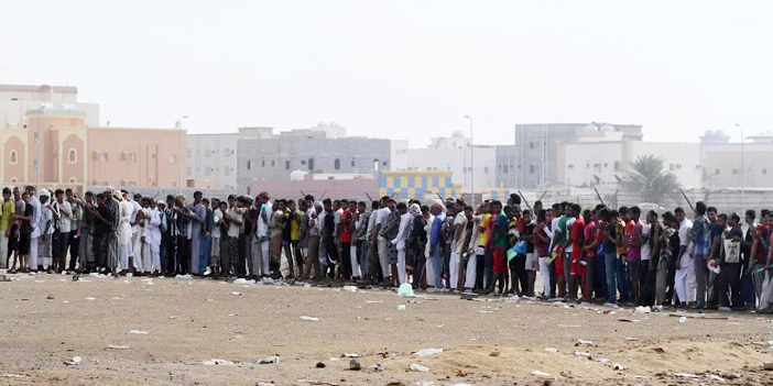  يمنيون ينتظرون وصول دورهم