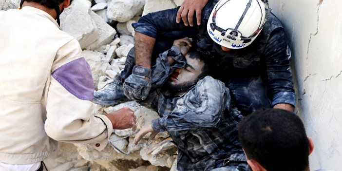  استخراج إحدى الجثث من بين أنقاض القصف على حلب