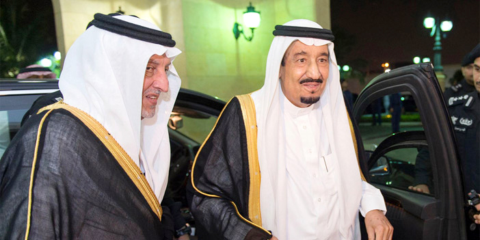  خادم الحرمين لحظة وصوله لقصر أمير منطقة مكة المكرمة في جدة